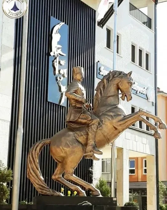 At üzerinde Atatürk heykeli çalışması