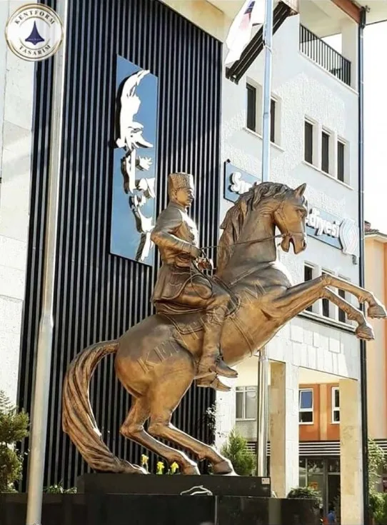 At üzerinde Atatürk heykeli çalışması