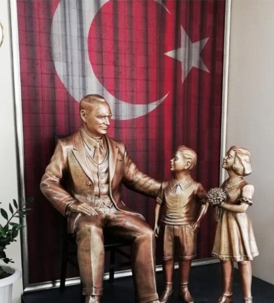 Atatürk ve çocuk sevgisi heykeli