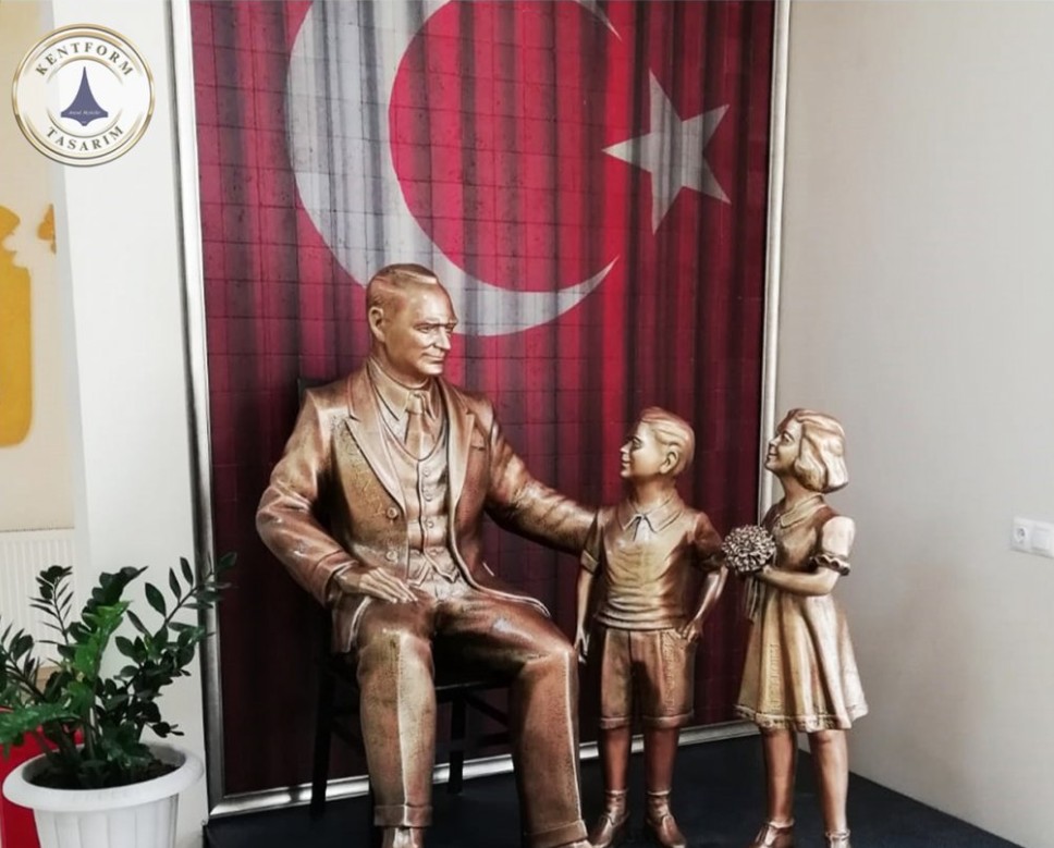 Atatürk ve çocuk sevgisi heykeli