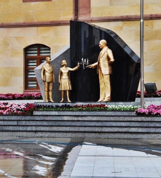 bas-ogretmen-model-ataturk-heykeli