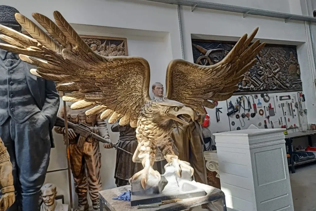 Kartal heykeli
