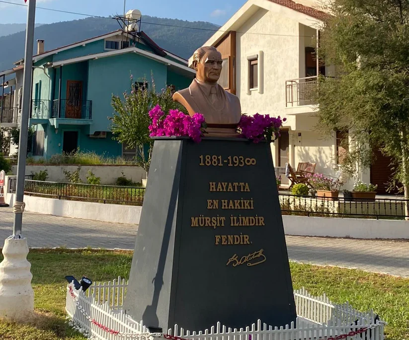 Açılı Model Atatürk Büstü