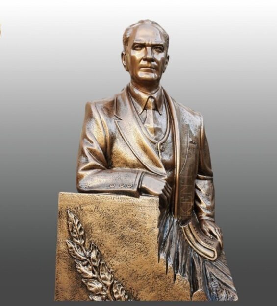 kursulu-model-ataturk-heykeli-2