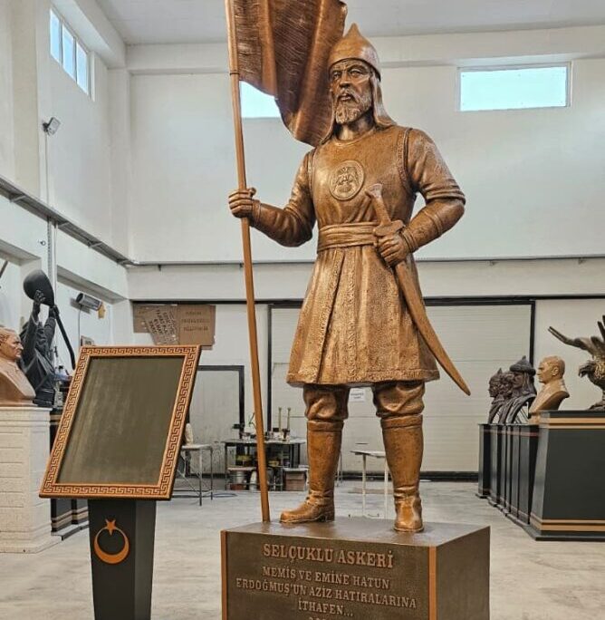 Selçuklu askeri heykeli