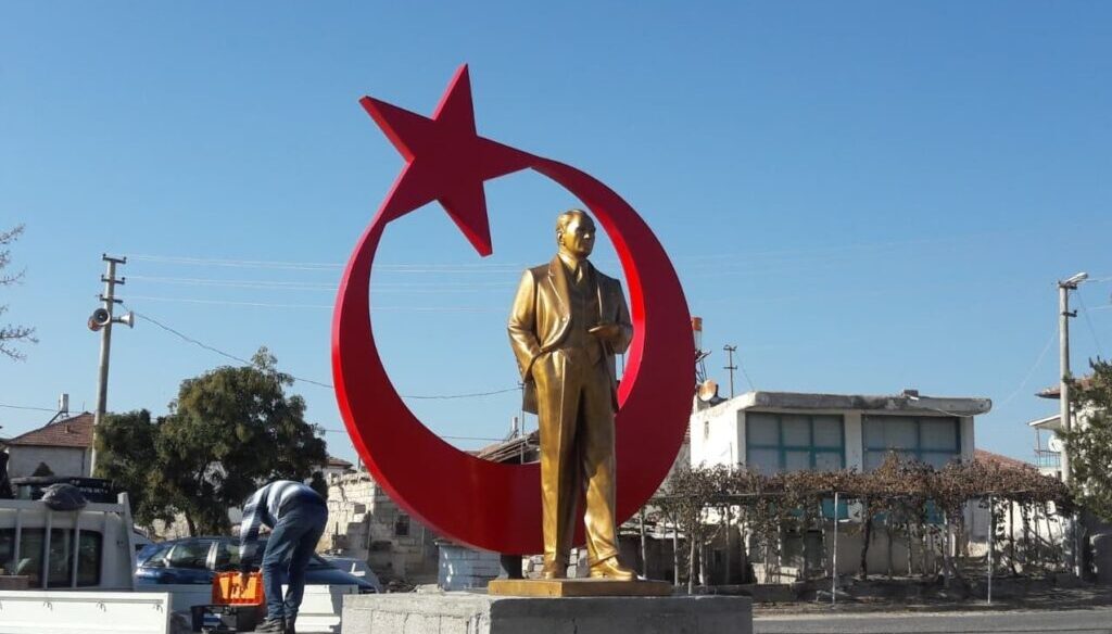 Sivil model Ay Yıldız Atatürk heykeli