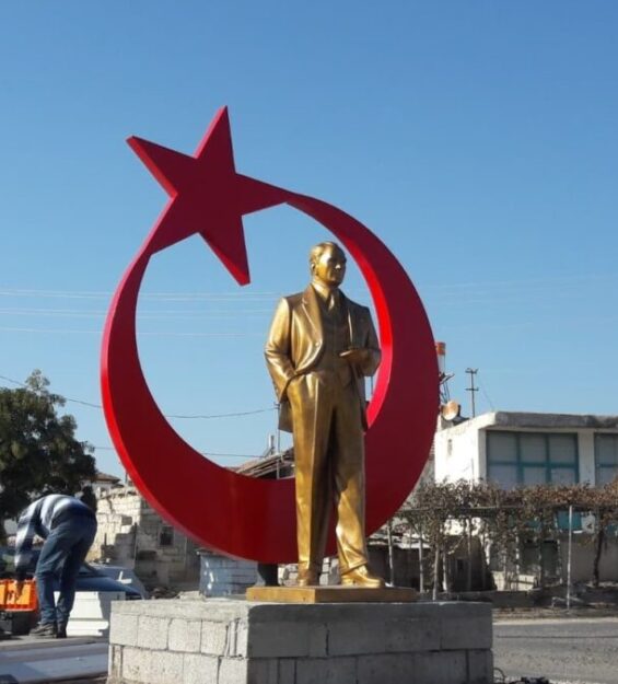Sivil model Ay Yıldız Atatürk heykeli