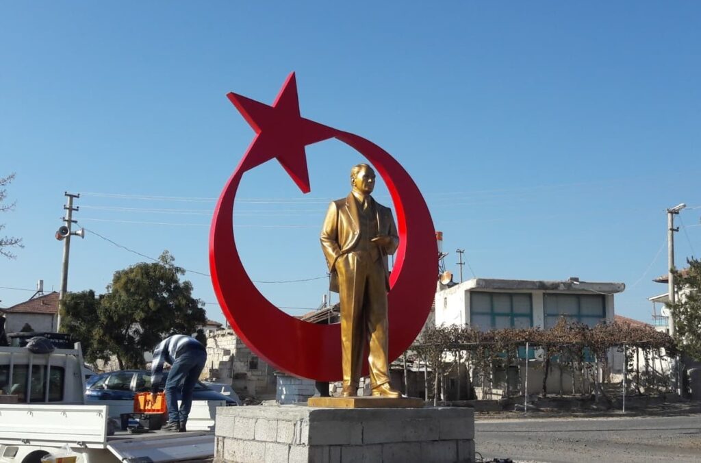 Sivil model Ay Yıldız Atatürk heykeli