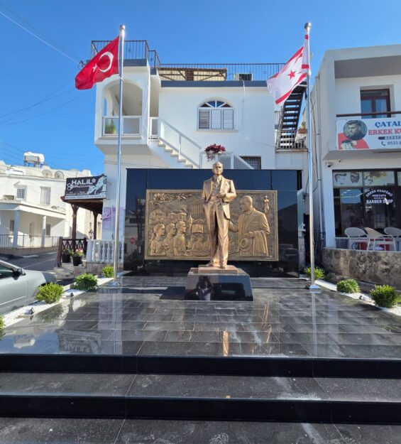 kktc-sivil-model-ataturk-heykeli